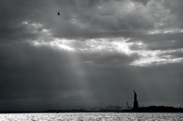 Άγαλμα της ελευθερίας λιμάνι της Νέας Υόρκης — Φωτογραφία Αρχείου