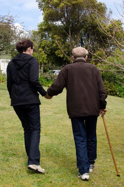 Betreuung und Hilfe für ältere Menschen — Stockfoto