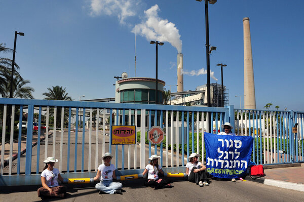 Greenpeace Blocks entry to Power Station in South Israel
