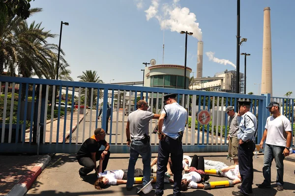 Greenpeace blockiert Zufahrt zu Kraftwerk in Südisrael — Stockfoto