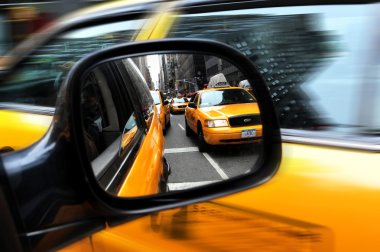 manhattan new York'ta sarı taksiler