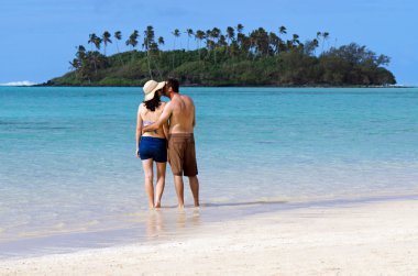 Genç mutlu çift tatilde Pasifik Adası