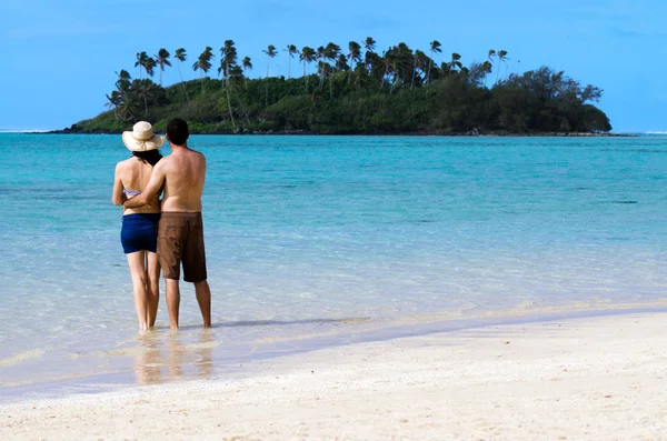 Młoda para zadowolony na wakacje na wyspie Pacyfiku — Zdjęcie stockowe