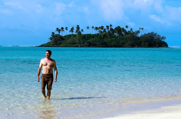 Jeune homme heureux en vacances dans l'île du Pacifique — Photo