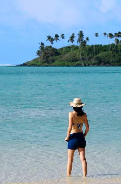Молодая счастливая женщина в отпуске на тихоокеанском острове — стоковое фото