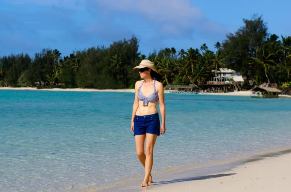 Молодая счастливая женщина в отпуске на тихоокеанском острове — стоковое фото