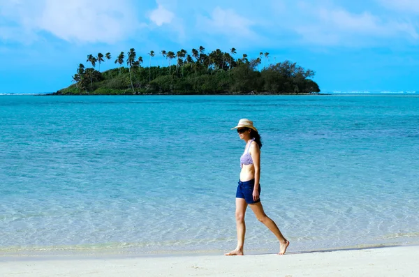 Junge glückliche Frau im Urlaub auf Pazifikinsel — Stockfoto