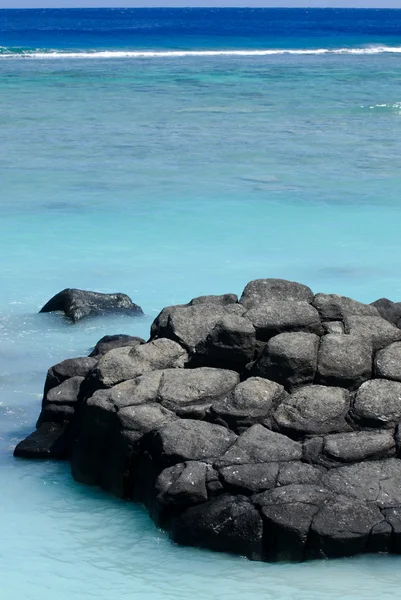 Чорний рок в Rarotonga, острова Кука — стокове фото