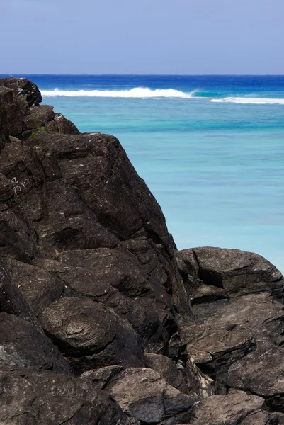 Černá skála v rarotonga, Cookovy ostrovy — Stock fotografie