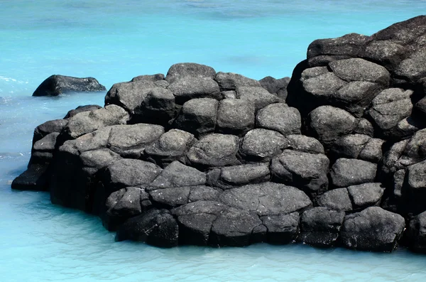 Zwarte rots in rarotonga, Cookeilanden — Stockfoto