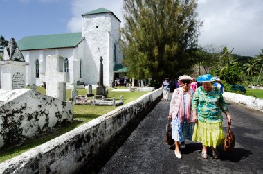 Cook Adaları insanlar CICC kilisede dua
