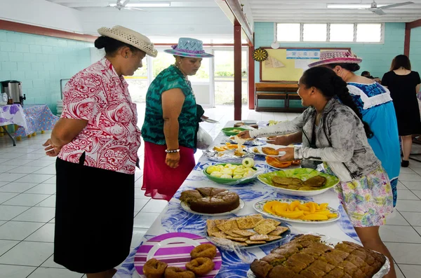 Cook-szigetek nő ételeik hagyományos vasárnap reggel a tea — Stock Fotó
