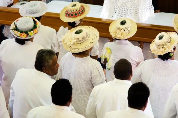 Cookovy ostrovy lidi modlit se v kostele cicc — Stock fotografie