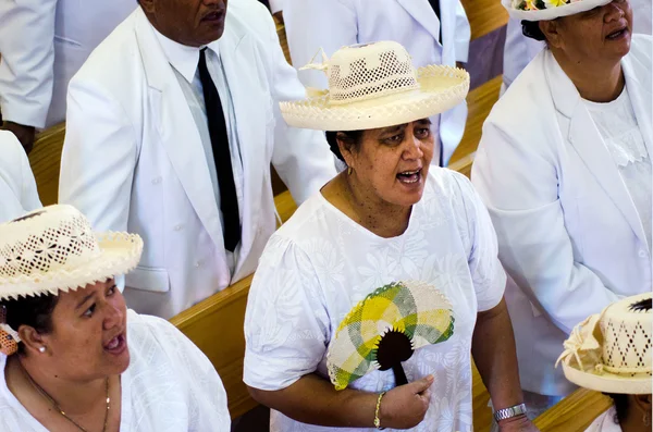 Les gens des îles Cook prient à l'église CICC — Photo