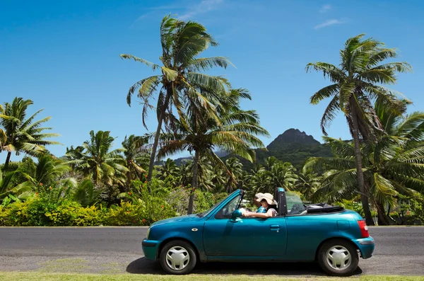 Casal viajando de carro conversível em uma ilha do Pacífico — Fotografia de Stock