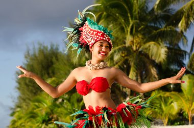 Genç Polinezya Pasifik adasında Tahiti kadın dansçı