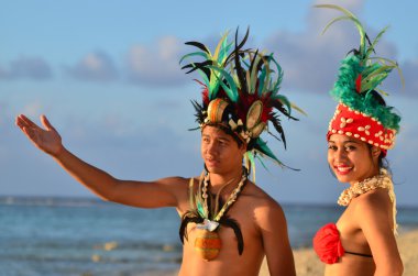 Genç Polinezya Pasifik adasında Tahiti dansçılar Çift