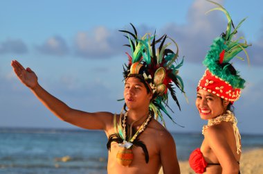 Genç Polinezya Pasifik adasında Tahiti dansçılar Çift