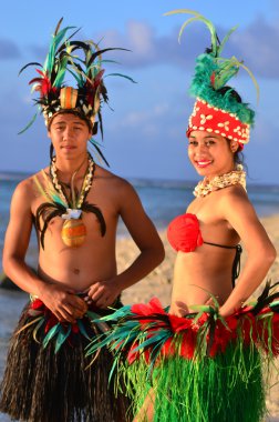 Genç Polinezya Pasifik adasında Tahiti dansçılar Çift