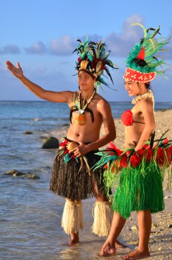 Genç Polinezya Pasifik adasında Tahiti dansçılar Çift