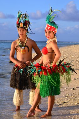 Genç Polinezya Pasifik adasında Tahiti dansçılar Çift