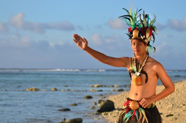 Genç Polinezya Pasifik adasında Tahiti erkek dansçı