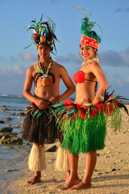 Genç Polinezya Pasifik adasında Tahiti dansçılar Çift