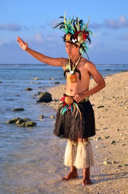 Genç Polinezya Pasifik adasında Tahiti erkek dansçı