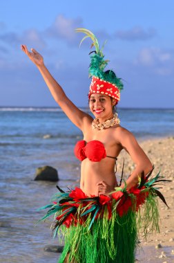 Genç Polinezya Pasifik adasında Tahiti kadın dansçı