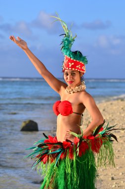 Genç Polinezya Pasifik adasında Tahiti kadın dansçı