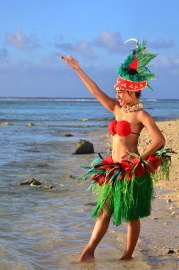 Genç Polinezya Pasifik adasında Tahiti kadın dansçı