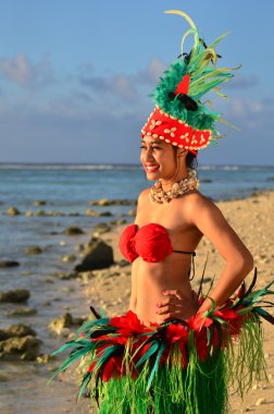 Genç Polinezya Pasifik adasında Tahiti kadın dansçı
