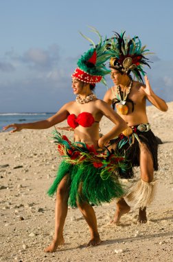 Genç Polinezya Pasifik adasında Tahiti dansçılar Çift