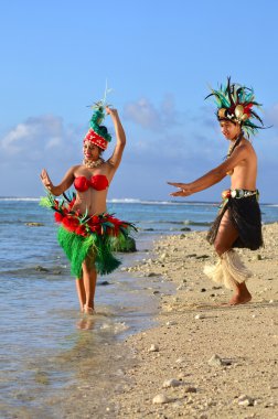Genç Polinezya Pasifik adasında Tahiti dansçılar Çift
