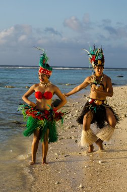 Genç Polinezya Pasifik adasında Tahiti dansçılar Çift