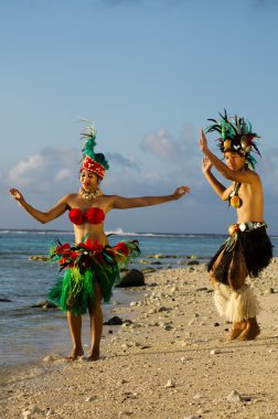 Genç Polinezya Pasifik adasında Tahiti dansçılar Çift