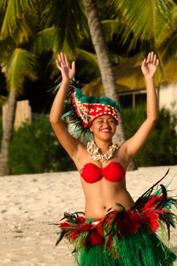 Genç Polinezya Pasifik adasında Tahiti kadın dansçı