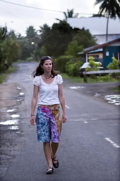 Молодая женщина путешествует в тропическом городе . — стоковое фото