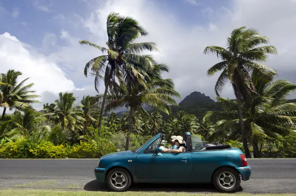 Ζευγάρι που ταξιδεύει με το μετατρέψιμο αυτοκίνητο σε ένα ειρηνικό νησί — Φωτογραφία Αρχείου