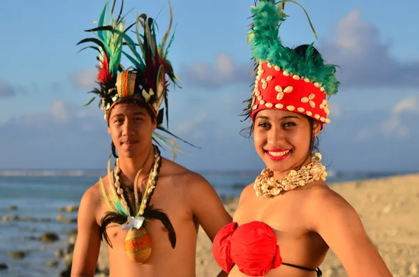 Mladý polynéský ostrov v Pacifiku tahitské tanečníci pár — Stock fotografie