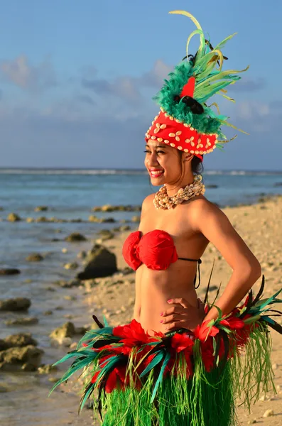 Giovane ballerina donna tahitiana dell'isola polinesiana del Pacifico — Foto Stock