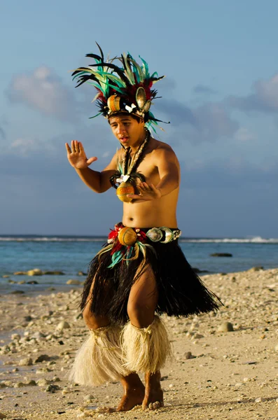 Joven bailarín tahitiano polinesio de la isla del Pacífico — Foto de Stock