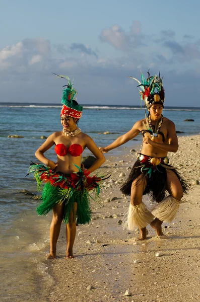 Giovane coppia di ballerini tahitiani dell'isola polinesiana del Pacifico — Foto Stock