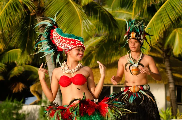 Genç Polinezya Pasifik adasında Tahiti dansçılar Çift