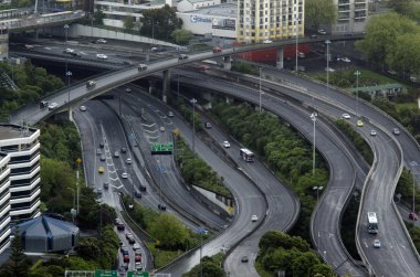 auckland şehir içi yol üzerinde trafik havadan görünümü