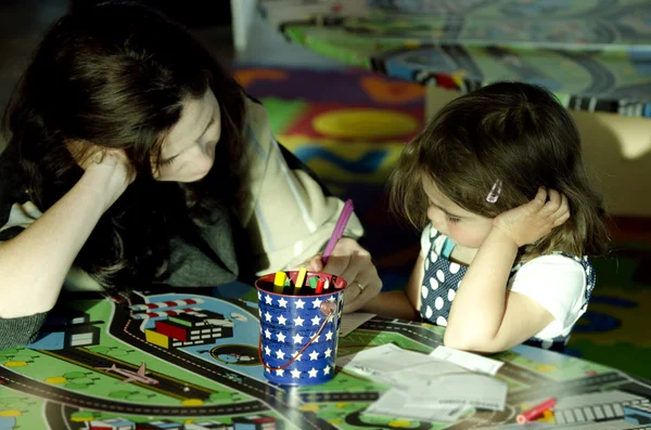 Mãe e sua filha desenhando juntos — Fotografia de Stock