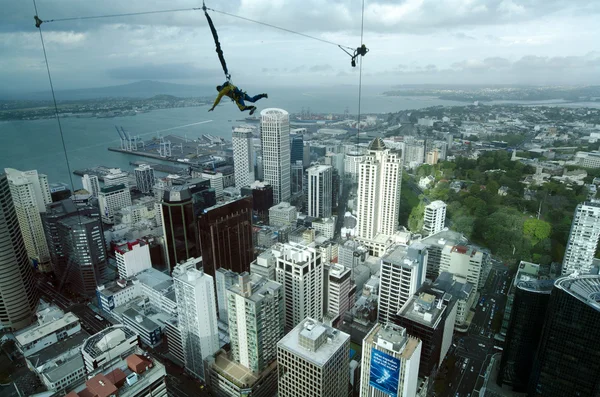 Bungee jump da sky tower em auckland, Nova Zelândia nz — Fotografia de Stock