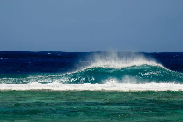 Une grosse vague se brise dans un récif d'une lagune de l'île du Pacifique — Photo