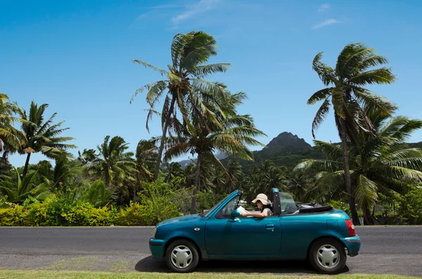 Frau fährt mit Auto in tropische Insel — Stockfoto