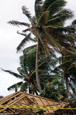 Tropik fırtına sırasında zarar gören bina